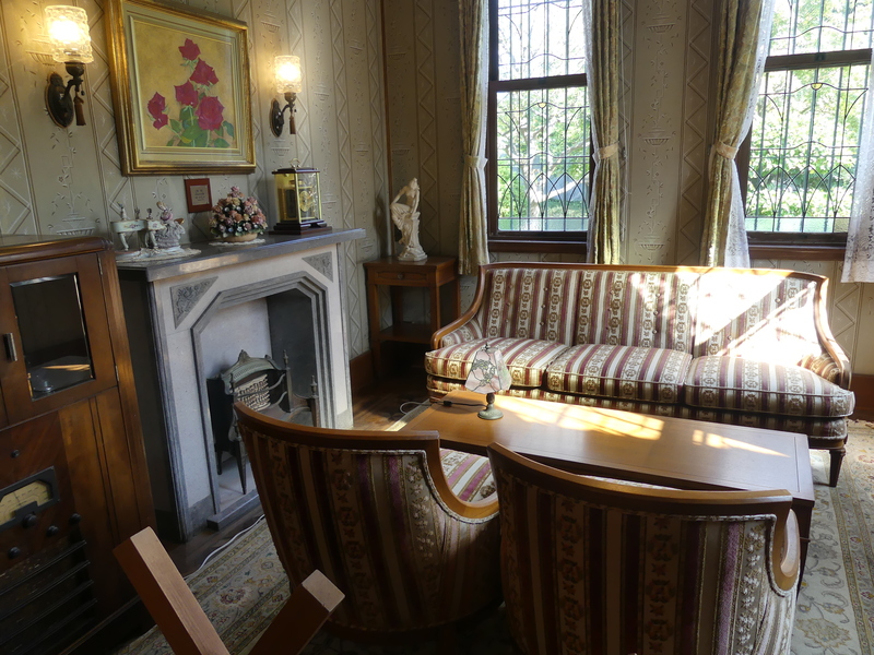 �g�F�̂��郊�r���O���[��

AI �����R���e���c�͌����܂މ\��������܂��B